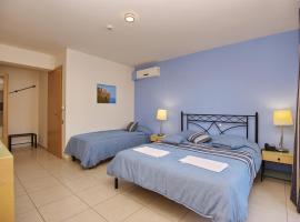 4epoches，位于斯特尼瓦拉阿奥索斯的带泳池的酒店