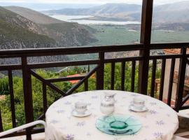 Apollon Stone Villa in Delphi with Stunning View!，位于特尔斐的酒店