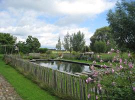 Vakantiehuis in de velden met zwemvijver en Jeu de Boules baan，位于利尔的度假屋