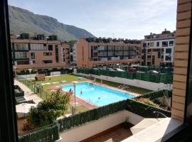 La Xalda, apartamento con piscina a 10 km de Llanes，位于利亚内斯的家庭/亲子酒店