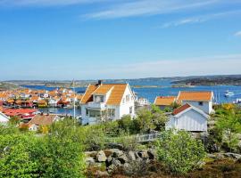 3 person holiday home in Gullholmen，位于Gullholmen的带停车场的酒店