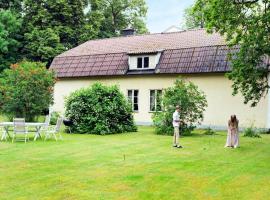 11 person holiday home in STORA SUNDBY，位于Böcklinge的度假屋