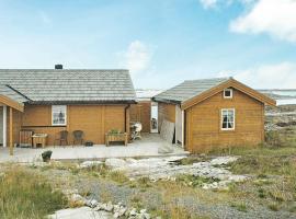 Three-Bedroom Holiday home in Dyrvik，位于Tuvnes的乡村别墅