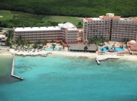 衣可美诺海滩度假酒店 - 全包，位于科苏梅尔的带停车场的酒店