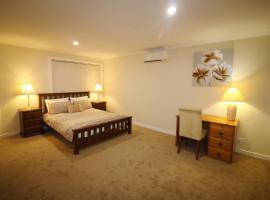 Silver House - Melbourne Airport Accommodation，位于墨尔本的B&B