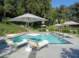 Villa Gerini Appartamenti indipendenti con piscina e ampi spazi，位于Ronta的酒店