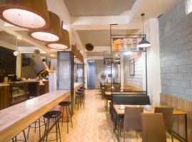 RedDoorz Plus @ Manokwari City Center，位于曼诺瓦里的酒店