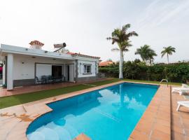 Villa Cosmos chalet con gran piscina y jardin privado，位于马斯帕洛马斯的木屋