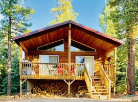 Adventure Awaits 3King Bed,2Bath Log Cabin in heart of Duck Creek Village!，位于达克科里克村的酒店