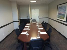 格林斯博罗体育馆假日酒店，位于格林斯伯勒的酒店