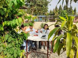 Hotel Tiger Tops Sauraha，位于索拉哈的酒店