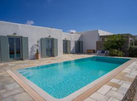 Villa Joy with private pool, close to Naoussa，位于Kóstos的酒店