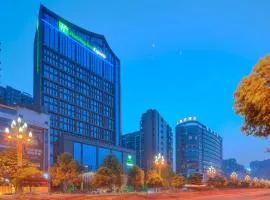 乐山广场智选假日酒店高铁站和乐山大佛