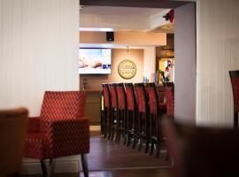 Dolphin Hotel，位于Crossmolina的酒店