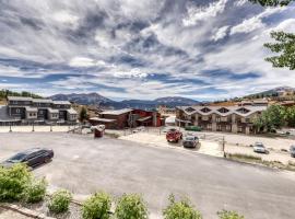 Beautiful Mountain View Condo，位于克雷斯特德比特的酒店