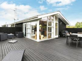 6 person holiday home in Frederikshavn，位于腓特烈港的酒店