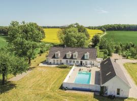 Seven-Bedroom Holiday Home In Orbak，位于Ørbæk的酒店