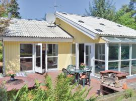 Beautiful Home In Grsted With Private Swimming Pool, Can Be Inside Or Outside，位于Udsholt Sand的酒店