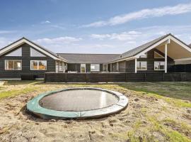 8 Bedroom Awesome Home In Thisted，位于齐斯泰兹的酒店