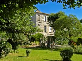 Château d'Arpaillargues - LES COLLECTIONNEURS，位于Arpaillargues-et-Aureillac的酒店