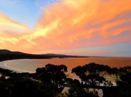 DOLPHIN LOOKOUT COTTAGE - amazing views of the Bay of Fires，位于比那隆湾的酒店