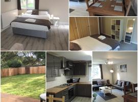 5 Bed Camberley Airport Accommodation，位于坎伯利的度假短租房