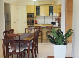 Accommodation on Westlake Mount Ommaney，位于Mount Ommaney达拉火车站附近的酒店