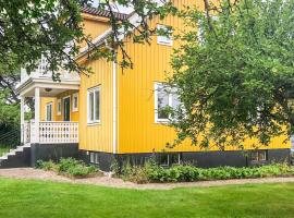 Gorgeous Home In seda With Kitchen，位于Åseda的带停车场的酒店