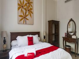 RedDoorz Syariah Plus near Trans Studio Cibubur，位于Cibubur的酒店