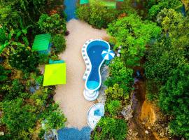 The Mouth Resort - SHA Extra Plus，位于蔻立Krungsri Bank, Khaolak Branch附近的酒店