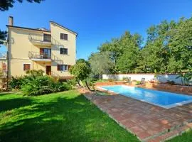 Apartments with pool Albina