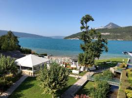 Logement atypique avec vue unique panoramique sur le lac d’Annecy, dans une résidence avec plage et ponton privée sur la commune de Duingt (Rive gauche du lac).，位于杜约特的酒店