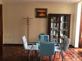 Mini departamento cómodo，位于昆卡Chahuarchimbana House Museum附近的酒店