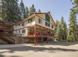 YoBee! Park Reservation Included! Heart of Yosemite - Homey Studios and Breakfast，位于西优胜美地的滑雪度假村