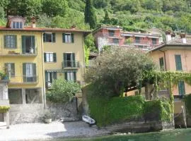 CASA IN RIVA AL LAGO