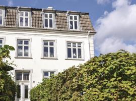Beautiful Apartment In Charlottenlund，位于夏洛滕隆的酒店