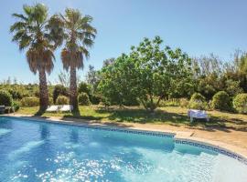 4 Bedroom Pet Friendly Home In St Pons De Mauchiens，位于Saint-Pons-de-Mauchiens的带停车场的酒店