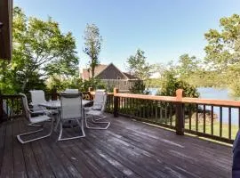 Chalets Resort LAKEFRONT Cottage Free Amenities Amazing views Kayaks 2 Pools