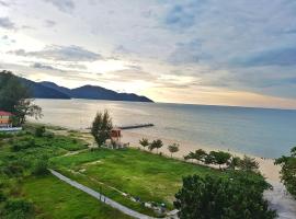海滨复式公寓，位于峇都丁宜的酒店