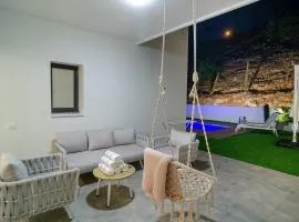 Michaelangelo Luxury Garden Apartment with Private Pool