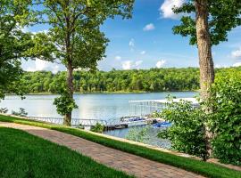 8 Bed Luxury Lakefront Villa Amazing View 2 Pools Free Resort Amenities Dock，位于Lampe的酒店