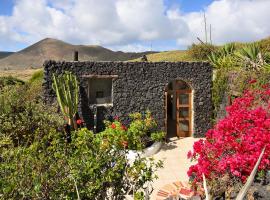 La Bodega - House on volcano with a piano，位于阿里亚的酒店