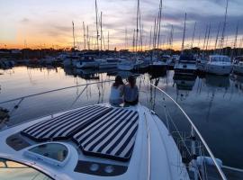 Y-Knot-Two Bedroom Luxury Motor Boat In Lymington，位于利明顿的船屋