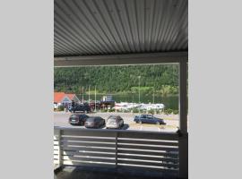 Balestrand Fjordapartments Holmen 19A，位于巴里斯川Hopperstad Stave Church附近的酒店