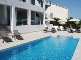 Luxury villa with heated pool for 12 to 14 people