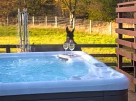 Glen Bay - 2 Bed Lodge on Friendly Farm Stay with Private Hot Tub