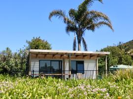 Mount and Surf View Cabin，位于Pataua的酒店