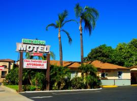 热带棕榈汽车旅馆，位于格伦多拉阿苏萨太平洋大学附近的酒店