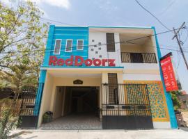 RedDoorz Syariah near Politeknik Negeri Madiun，位于茉莉芬的度假短租房