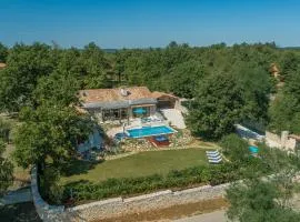 Family Villa Lipica with private pool and jacuzzi